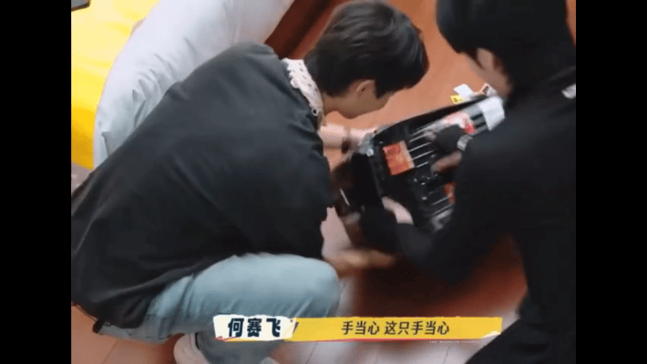 拆箱事件引发关注，何赛飞大度回应，感情深厚的箱子最终以这种方式打开。无论如何，心