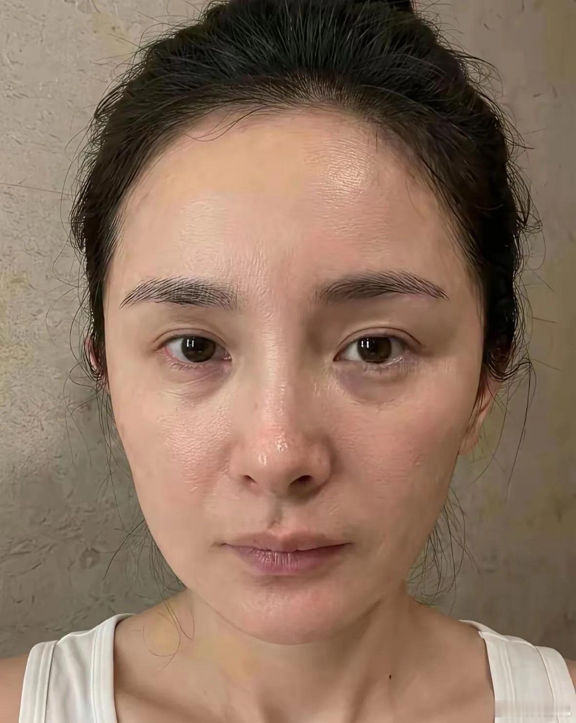 杨幂大方晒出自己的素颜照，作为明星晒素颜照还是挺让人佩服的。不要说明星了，我们普