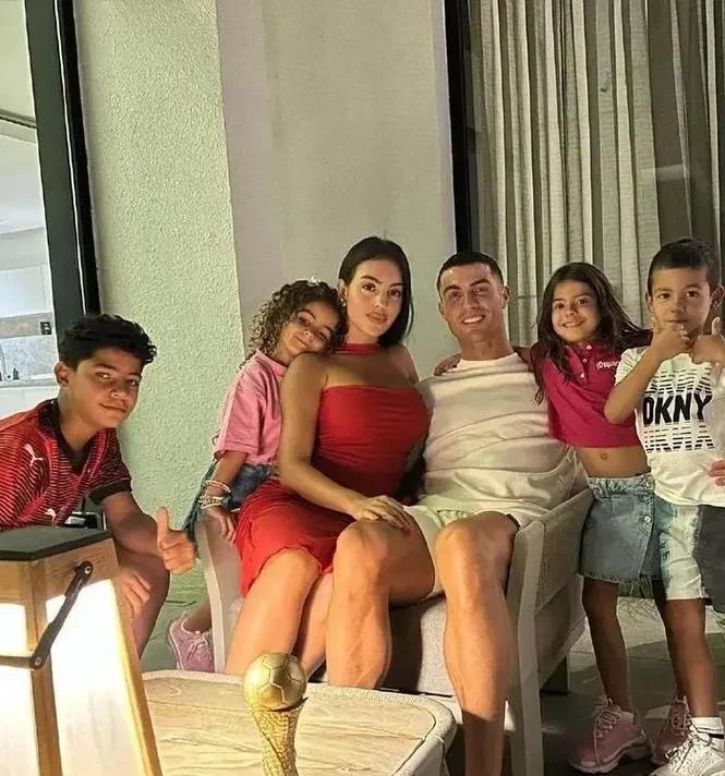 足坛顶级浪漫，c罗求婚乔治娜成功，阿根廷多了一个闻名于世的女婿！乔治娜出生于阿