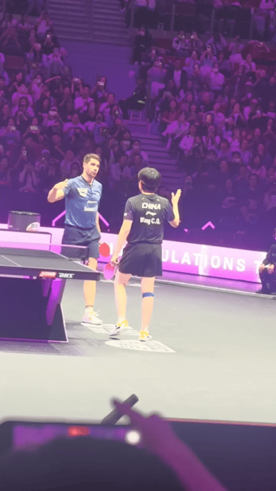 王楚钦细节见人品，我们的团队也给了王楚钦暖暖的照顾，小牛和杨体能永远都在离他最近