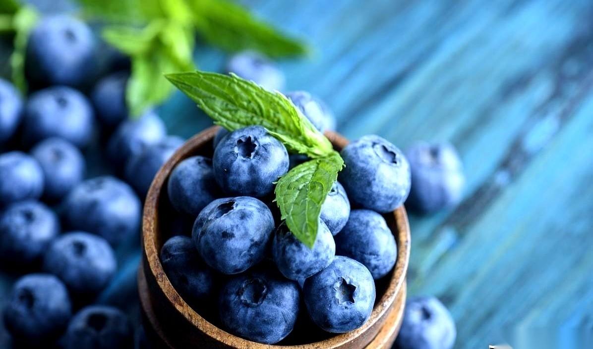 体检报告拍我脸上的时候，我真想抽自己。就那几个字，“脂肪肝”，跟判决书似的。我