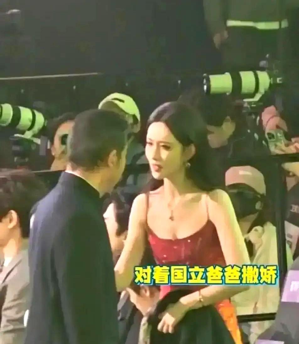 饭局偶遇。30秒。一句“我是看您演的纪晓岚长大的”。张国立抬眼，吐出几个字：