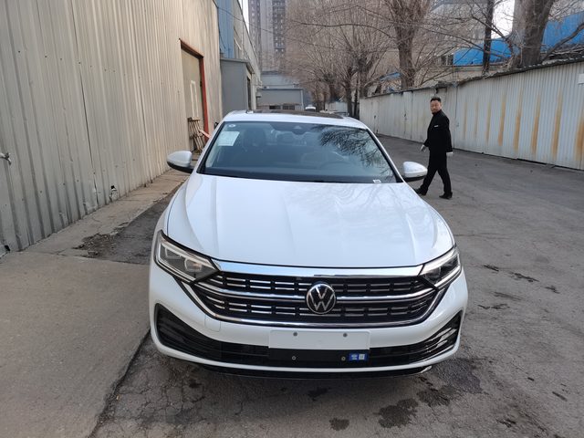 一汽大众速腾超越昨天提的，全款落地14.6，含6项定制加装，感觉好贵，四儿子店