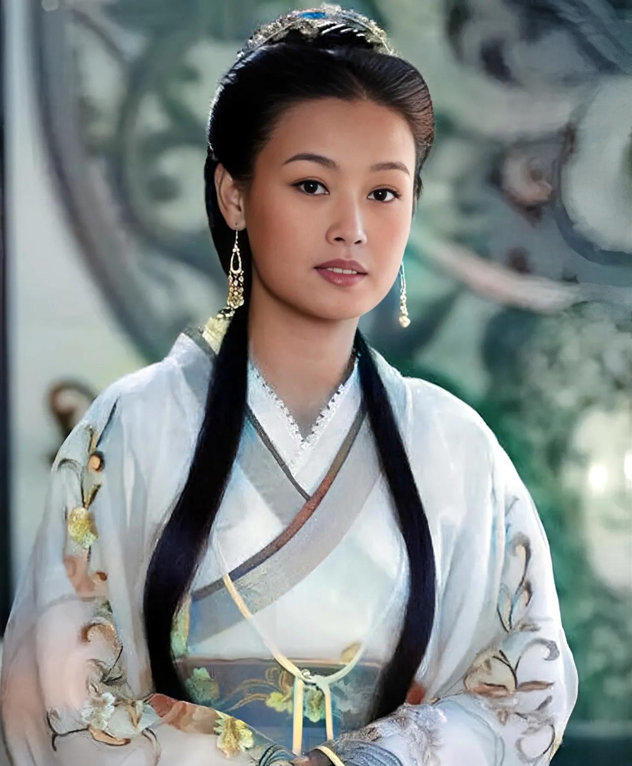 南宋年间，宋理宗赵昀一觉醒来，发现搂着自己的女子又黑又瘦，气得他要处置女子。没想