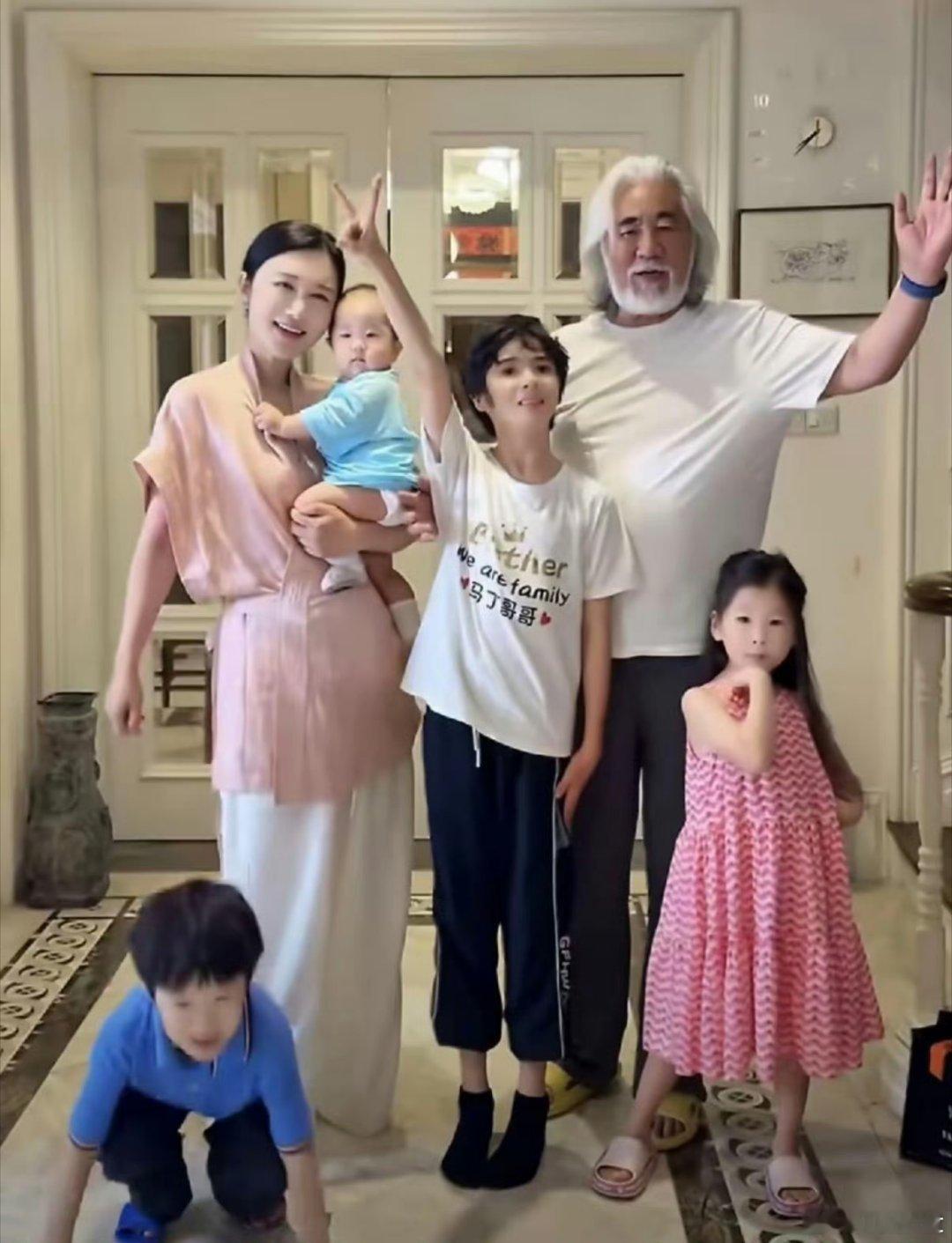 #张纪中最小女儿还不满两岁#张纪中与妻子杜星霖最小的女儿小龙珠2024年10月出生，至今还不满两岁，