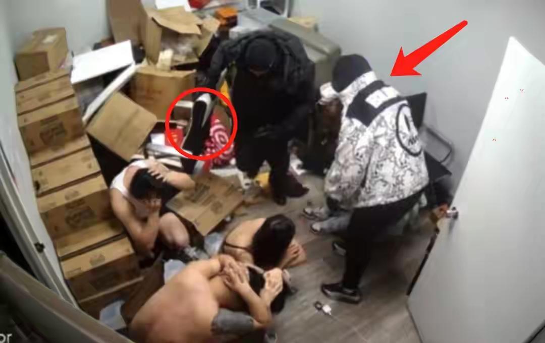 纽约法拉盛35大道惊魂夜！7悍匪持枪洗劫地下赌场，9名华人男女遭扒光羞辱抢走21