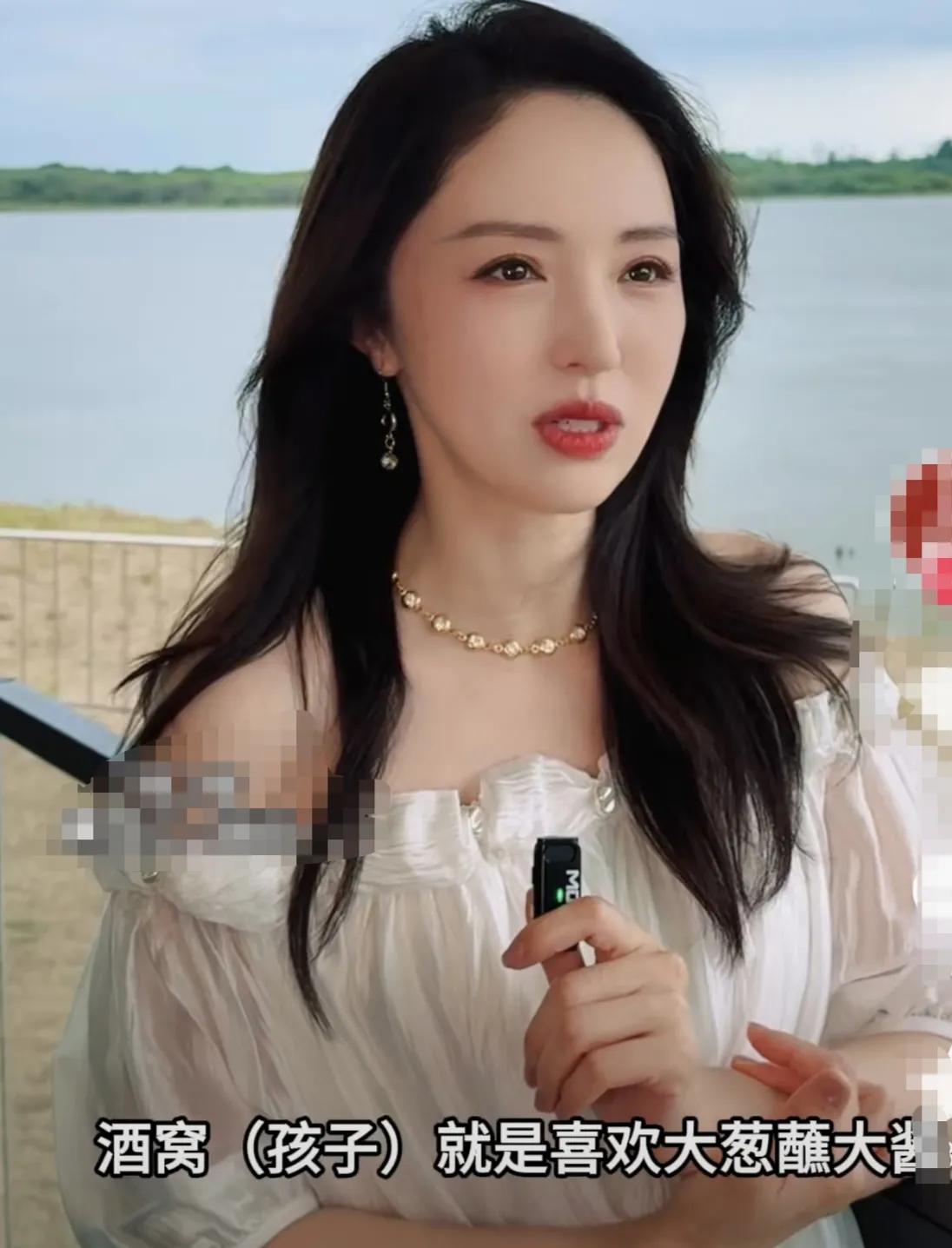 董璇谈女儿，说：“酒窝（孩子）就是喜欢大葱蘸大酱，因为我爸妈都是每天吃饭的时候，