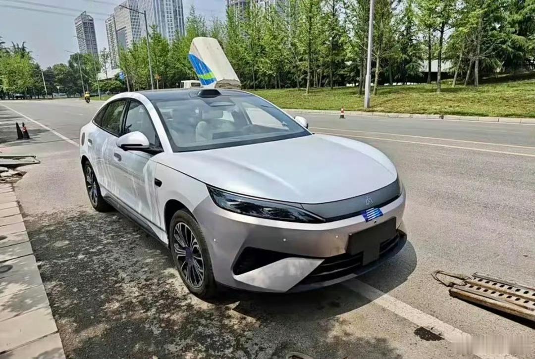 比亚迪王朝轿车，秦MAX实车，新车长宽高4866/1880/1495m...