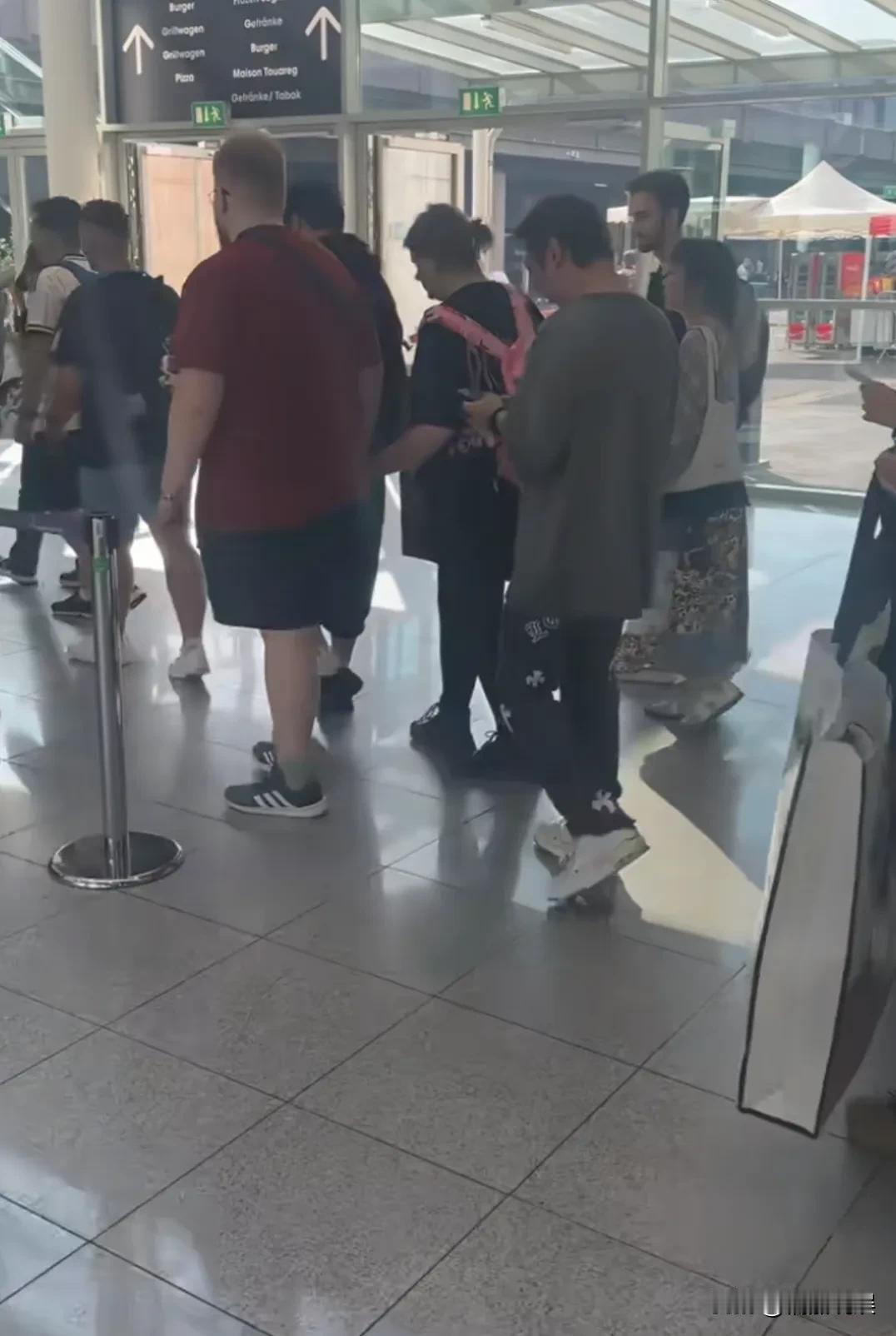 王思聪现身法国科隆游戏展，穿着名牌限量款裤子，还有人帮着提包，这日子好潇洒。人
