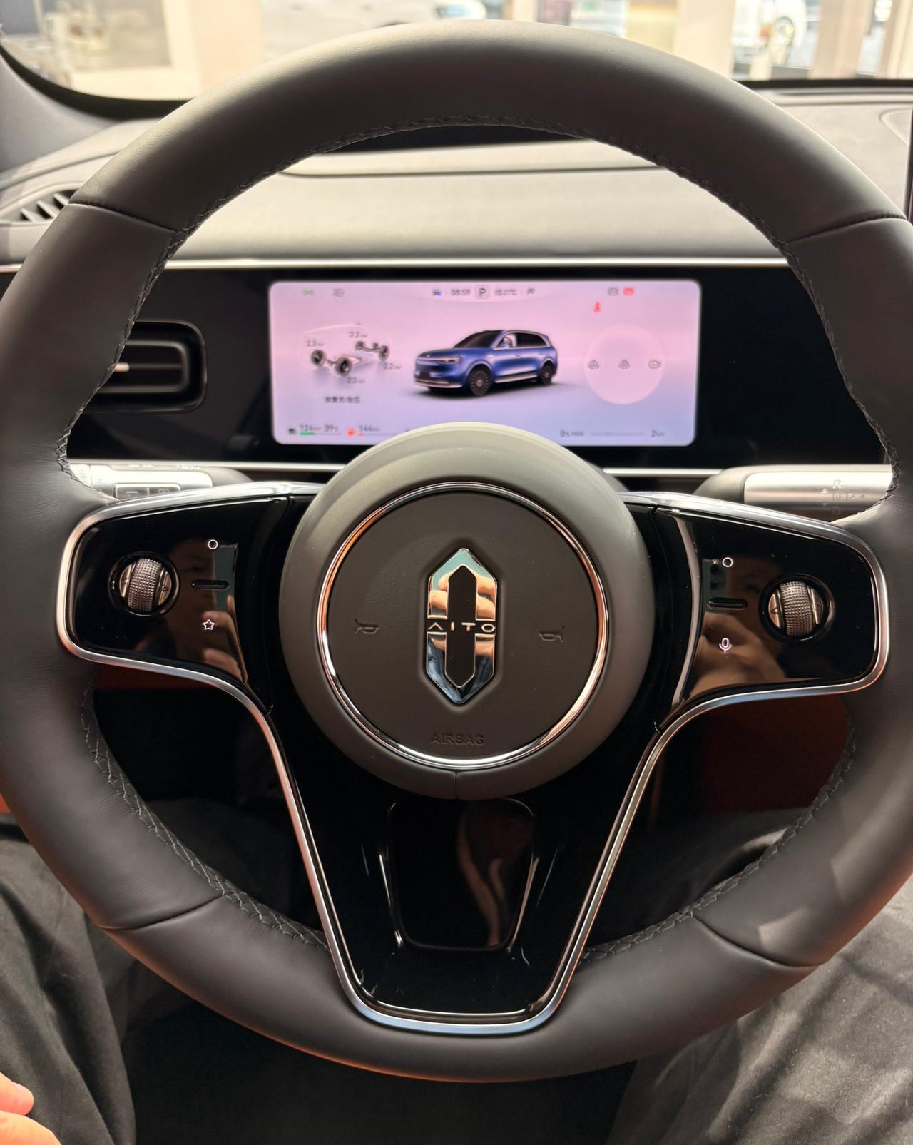 这次回老家的时候，村里面的一个发小，开了一辆问界M7回来，他是从苏州回来的，