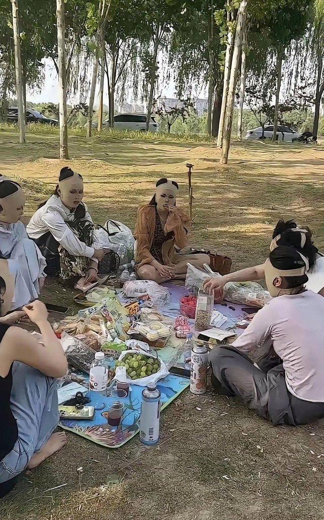 这是在干嘛？怎么人带个头套