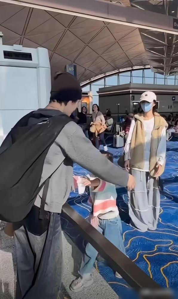 好心酸，夫妻还是不能长期分居。向佐因为工作要起程外地，郭碧婷带着5岁女儿向芷前来