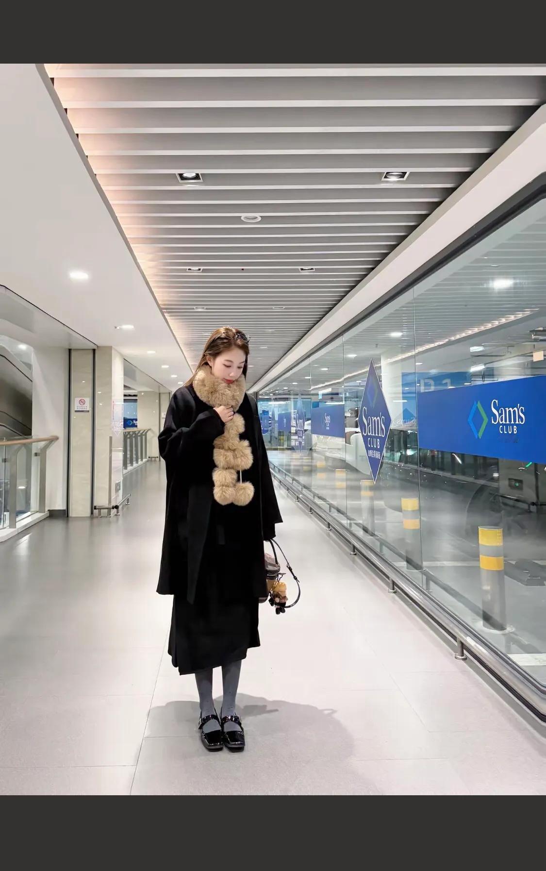 黑色大衣搭配灰色丝袜，优雅又时尚！👗👠