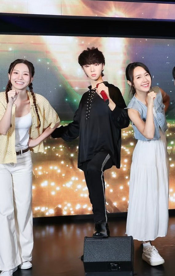 华晨宇蜡像噗哈哈哈哈哈哈哈，快去把做这个蜡像的师傅开除