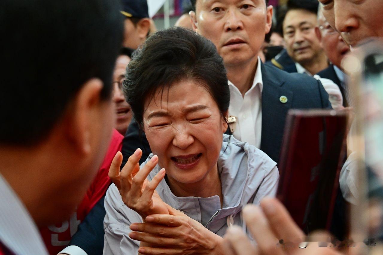 74岁的韩国前总统朴槿惠近期为国民力量党地方选举候选人四处奔走助选，紧凑行程加上