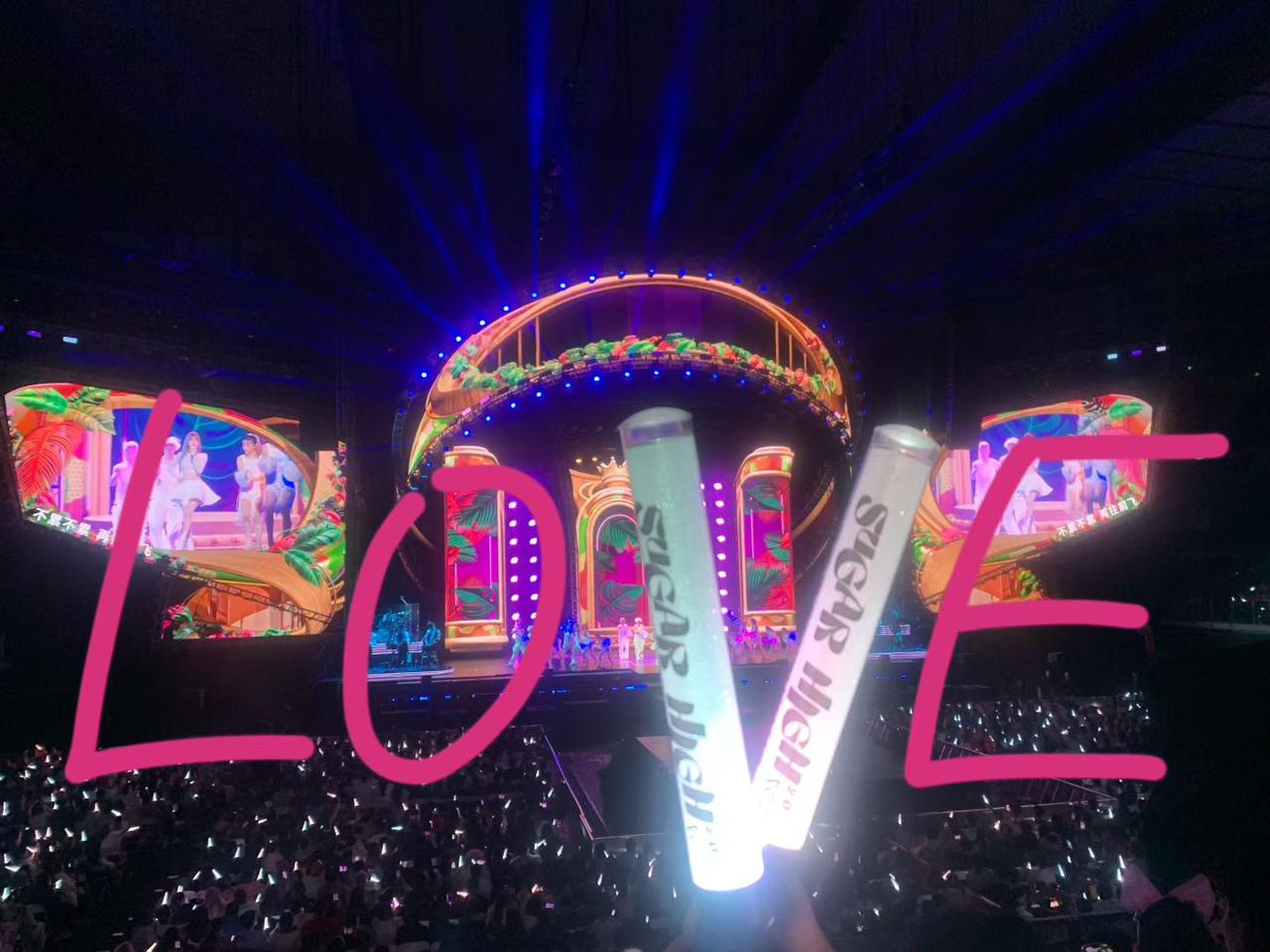 女儿长大了，失落了，伤心了。前几天女儿说单位福利，要发件冲锋衣。一天，她带了