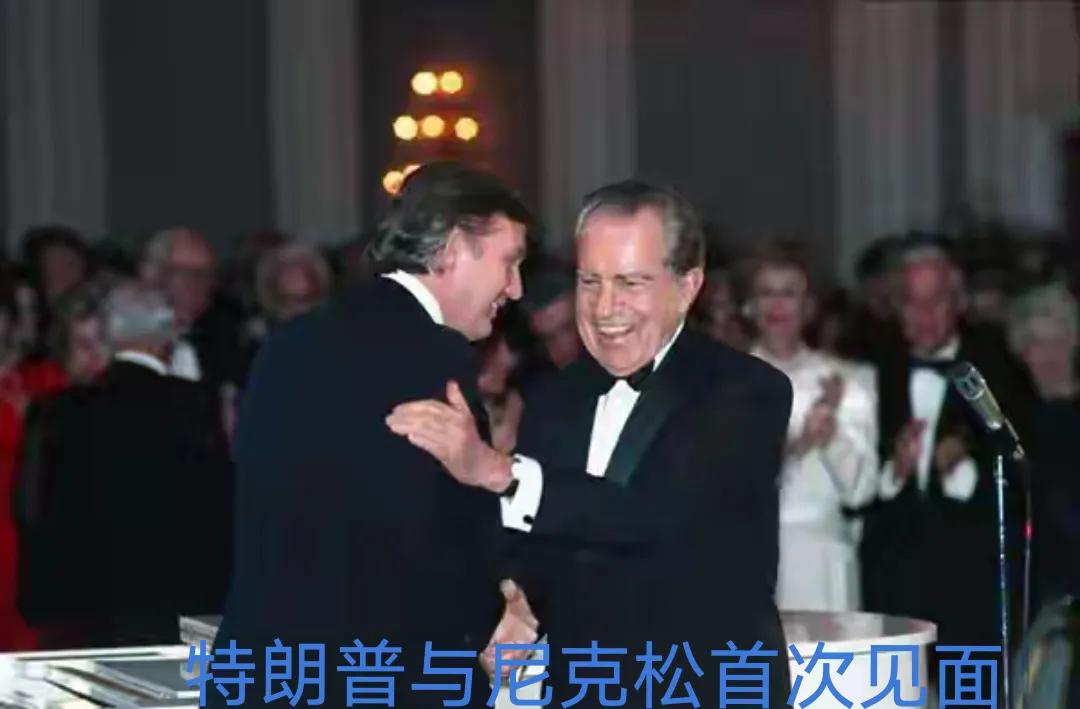 眼看中国毫不退让，特朗普明显乱了方寸。既威胁又试探还不忘甩锅推责，惊慌失措的举动