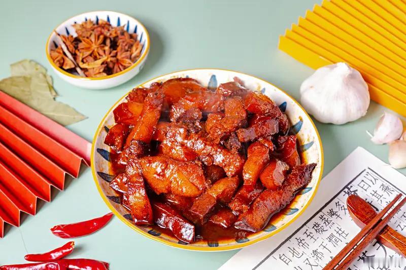 做红烧肉，用冰糖还是白糖，这是个值得探讨的问题。我更倾向冰糖，它纯度高，炒出的糖