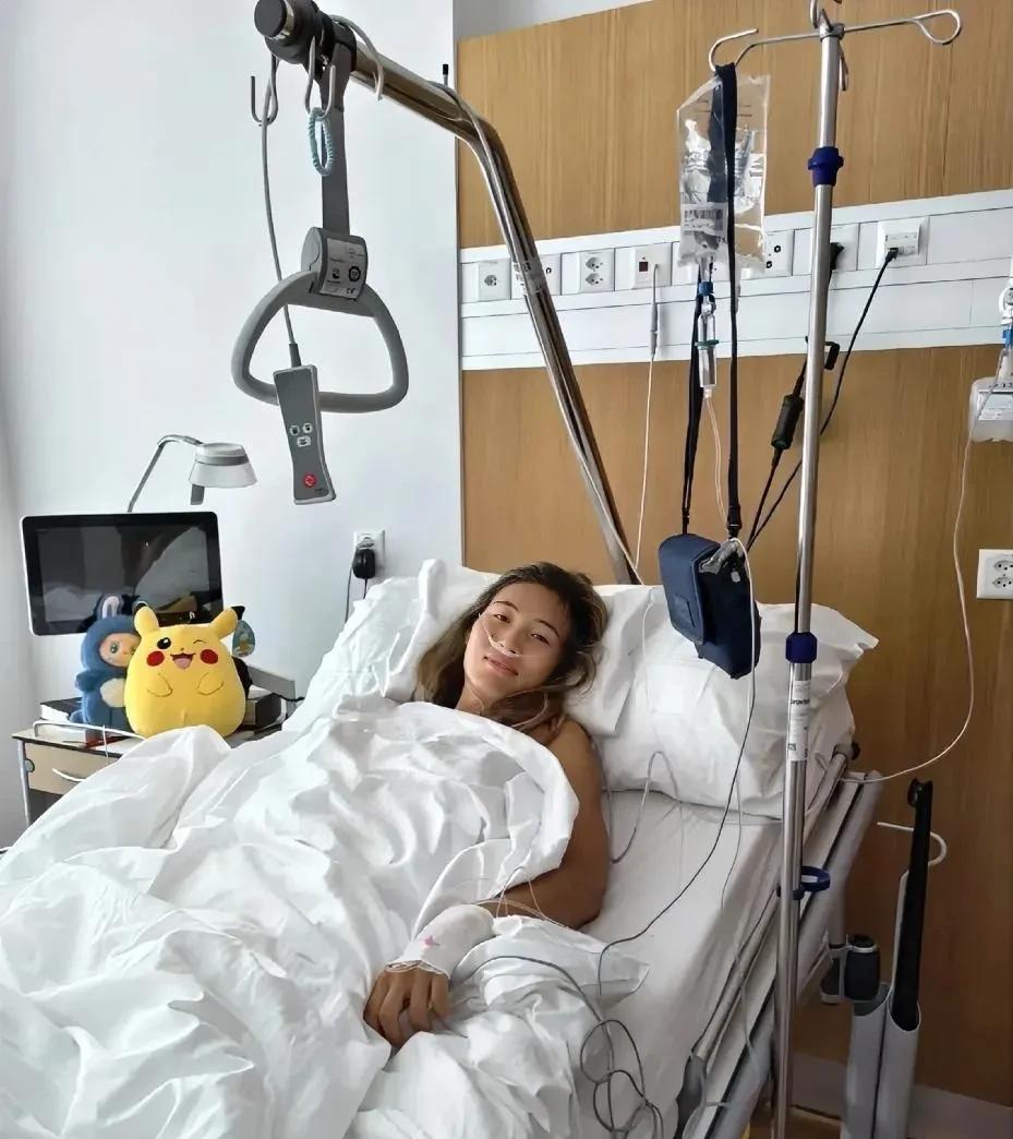 今年郑钦文成绩这么差的原因终于找到了，原来还是手肘的伤痛问题，选择保守治疗完全行
