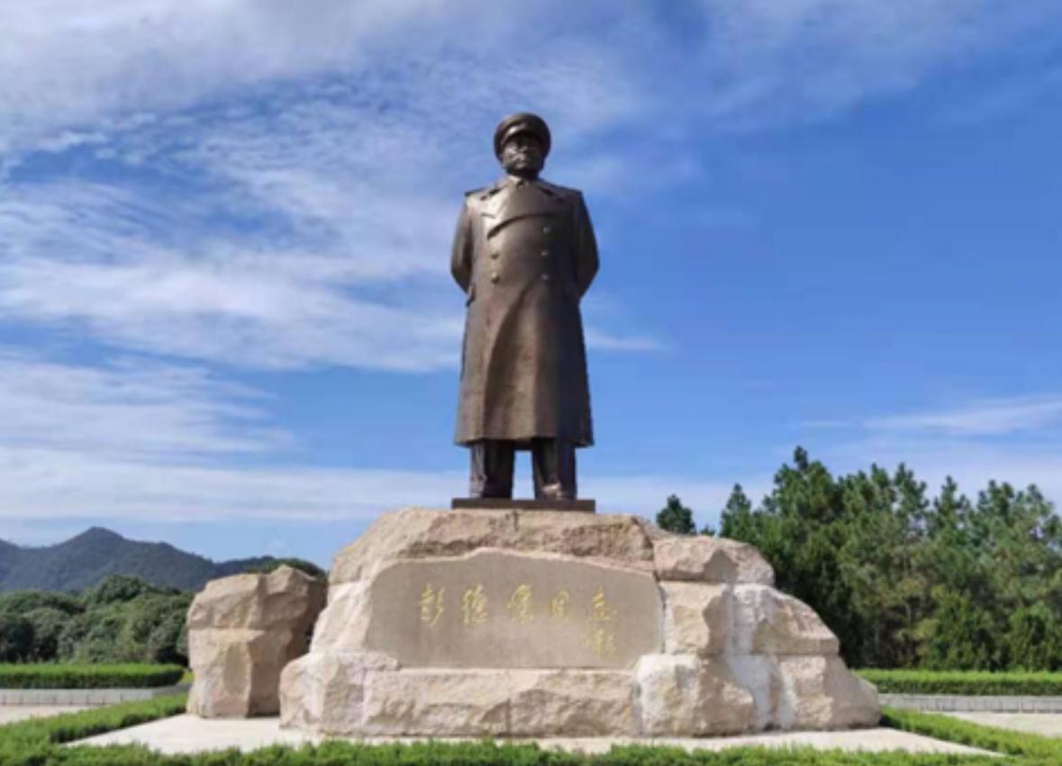 抗美援朝时，全国没有一个将军敢挺身而出，谁敢横刀立马？唯我彭大将军。陷害他的人万