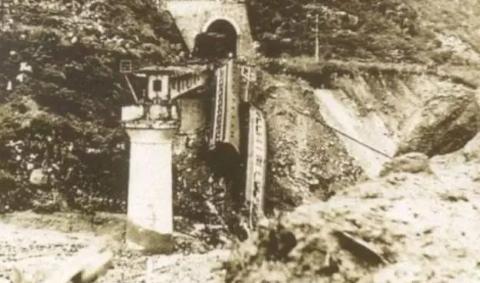 1981年，442次列车正开往成都，车上的乘客都已进入梦乡。隧道口的信号灯突