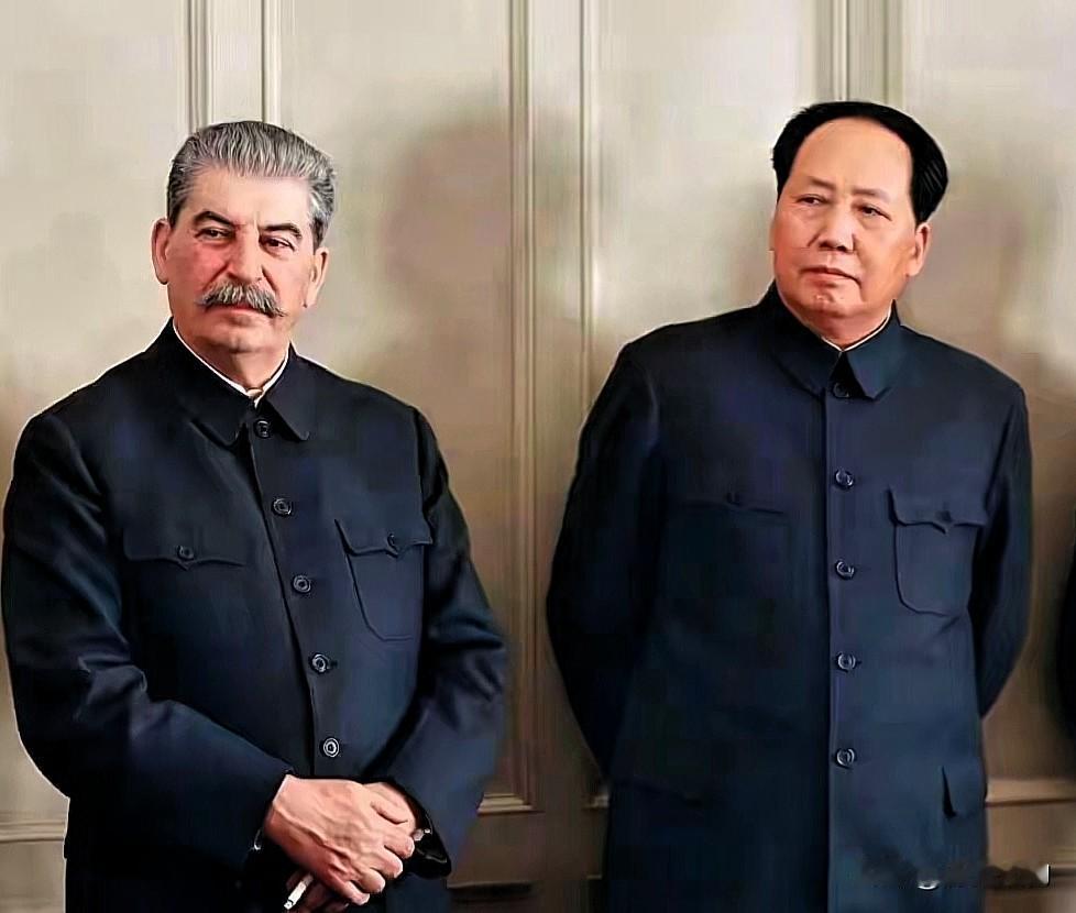 这是毛主席首次访苏与斯大林的合影，站位稍靠后，身形气度出众，领袖气场格外鲜明。老