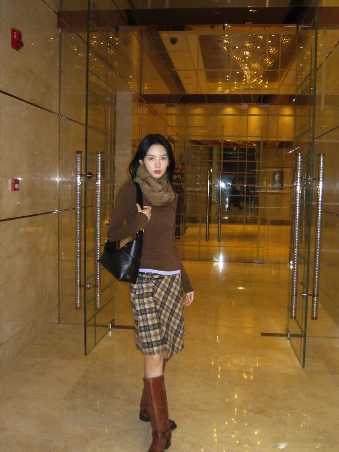 周也千禧风OOTD周也千禧年代拿小灵通玩贪吃蛇简直就是一下子让大家梦回了千禧