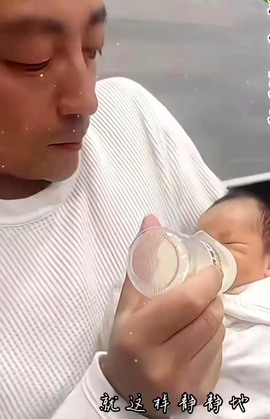 真的是太神奇了，突然发现，小菲家的小儿子喝奶的奶瓶不一样，到底怎么回事。有钱人真