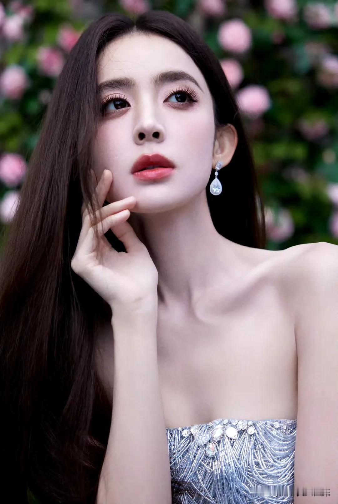 古力娜扎这“流光裙摆，清冷入梦”的状态，简直绝了！她颜值超高，五官立体又恰到好处