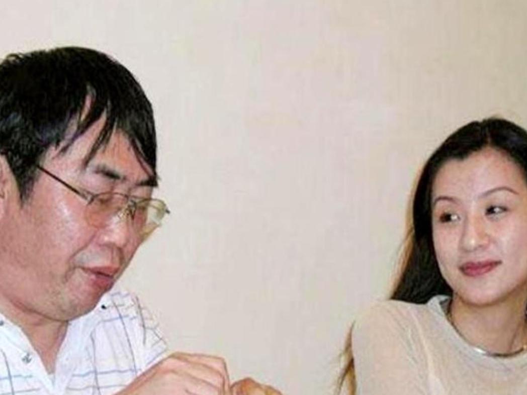 1990年，棋圣聂卫平瞒着家中妻子，痴迷于教王刚的妹妹王静下围棋，一不小心，让王