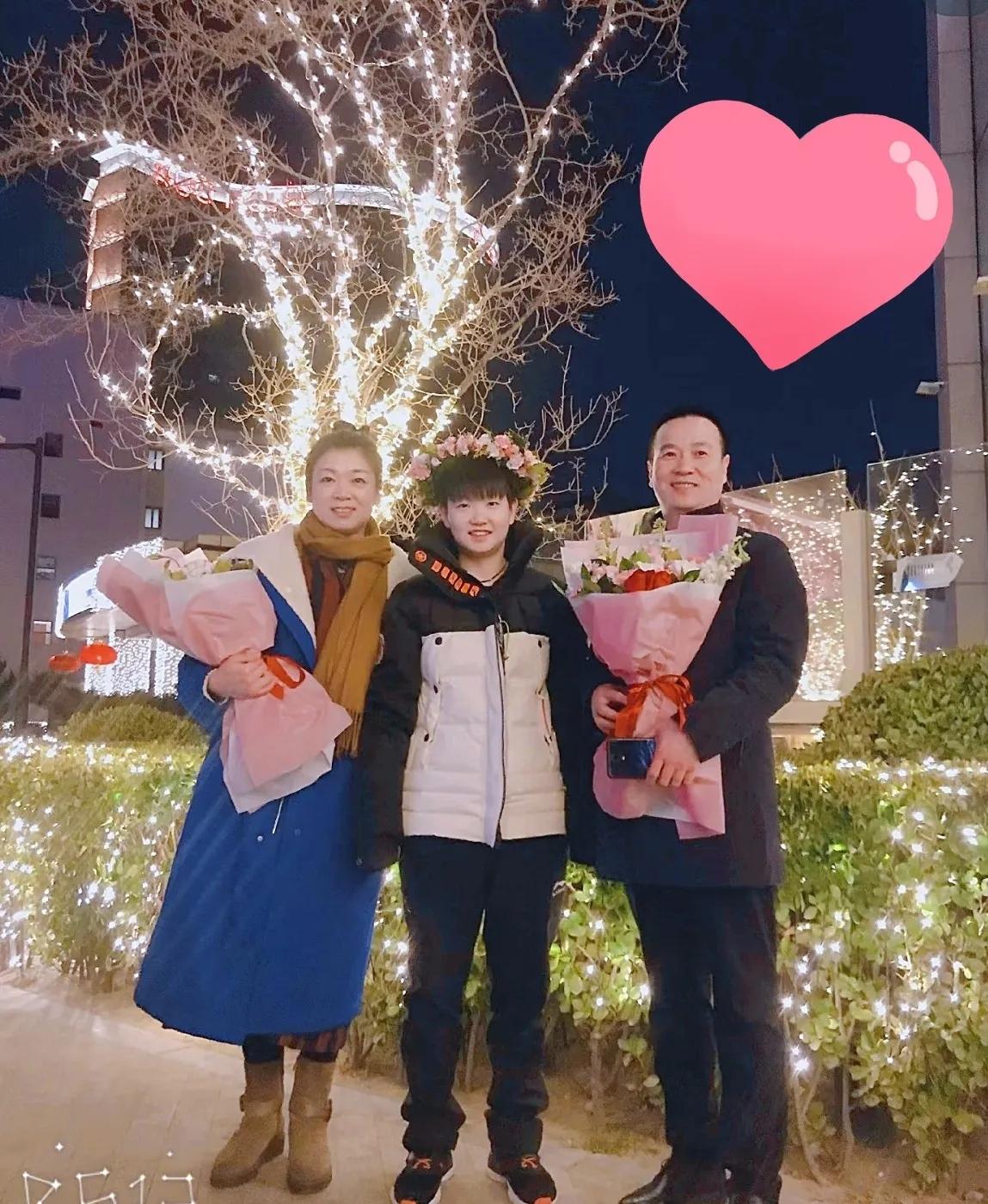 培养了一个个世界第一的女儿，当爹的居然能这么“隐形”。孙颖莎火透半边天，可她爸孙