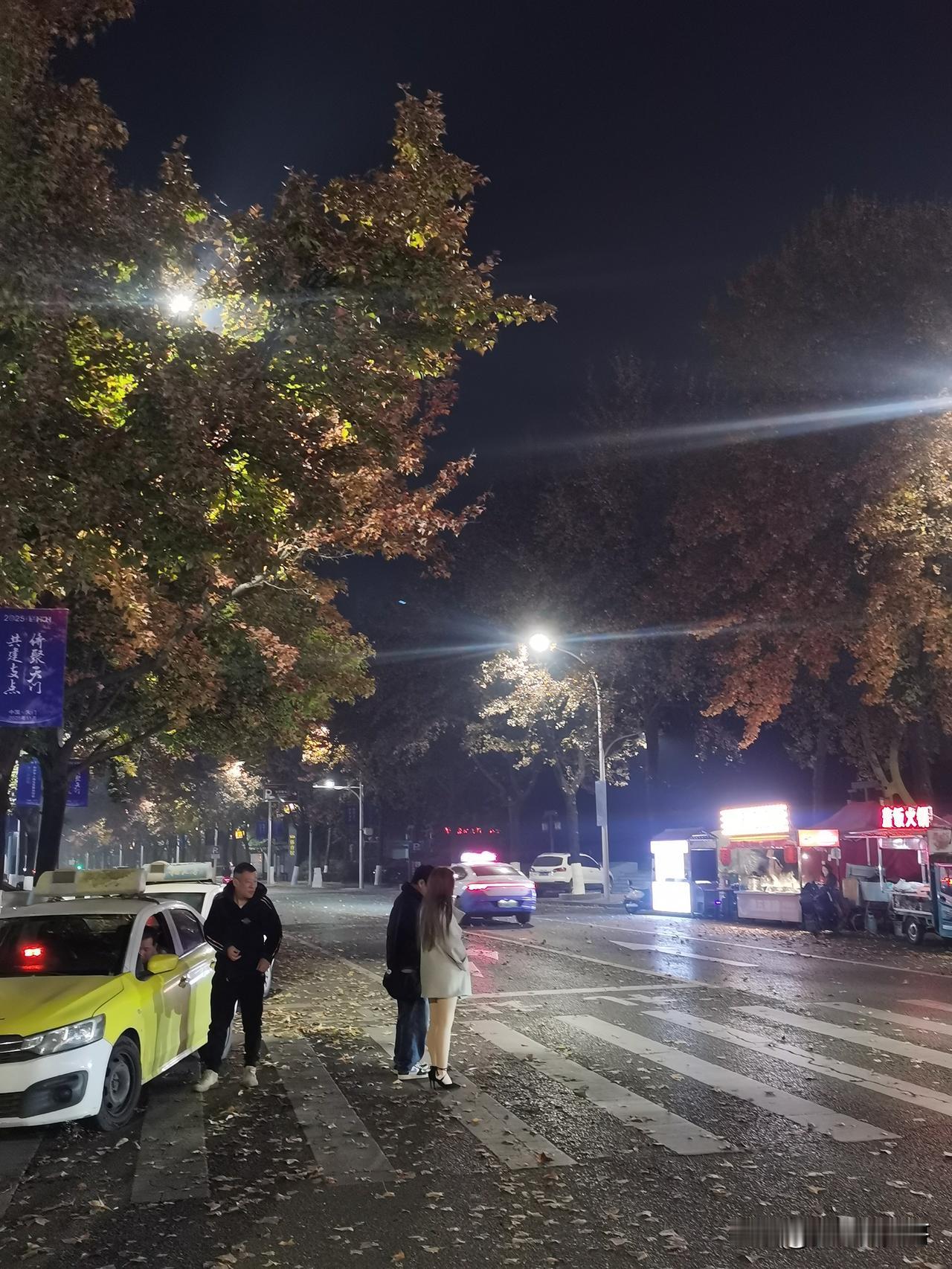 每到晚上，路边的美女就出来了，夜晚风中路边的美女，你在等待谁？