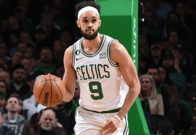 波士顿当地媒体在官方社媒发布了一段凯尔特人记者，谈到凯尔特人球员德里克-怀特的视