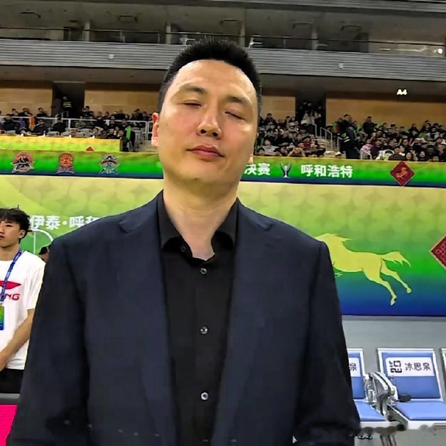 辽宁球迷祝贺上海男篮杯赛卫冕！恭喜辽宁籍主帅卢伟，也同时为潘江带山西队夺亚军感到
