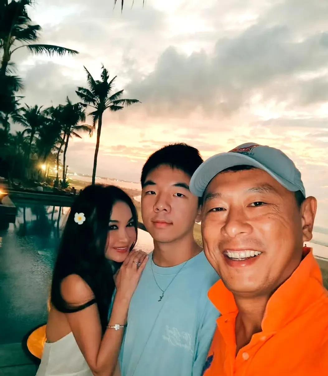 温碧霞晒一家三口照片啦儿子竟然都高中毕业了比妈妈高也很有个性一家三口其乐融