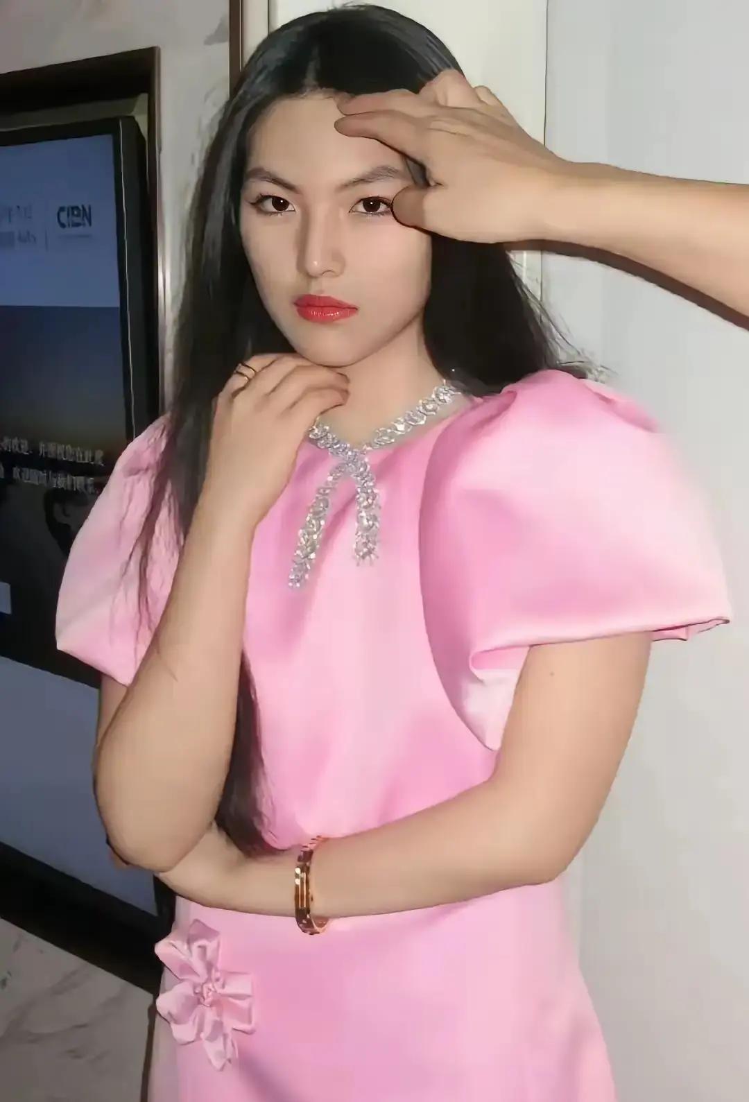 别再说李湘只会砸钱养女儿了。看看16岁的王诗龄：甩掉15斤，拿下名校off