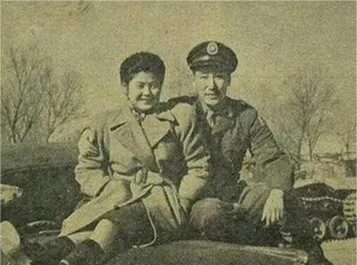 1943年秋，在西安士绅举办的一个晚会上，蒋纬国结识了后来成为他妻子的石静宜。这