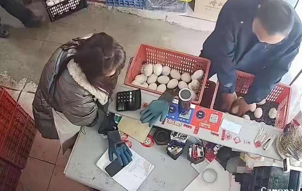 冒雨骑行52公里求职，自闭症小伙的执着感动全网，老板的决定更让人泪目