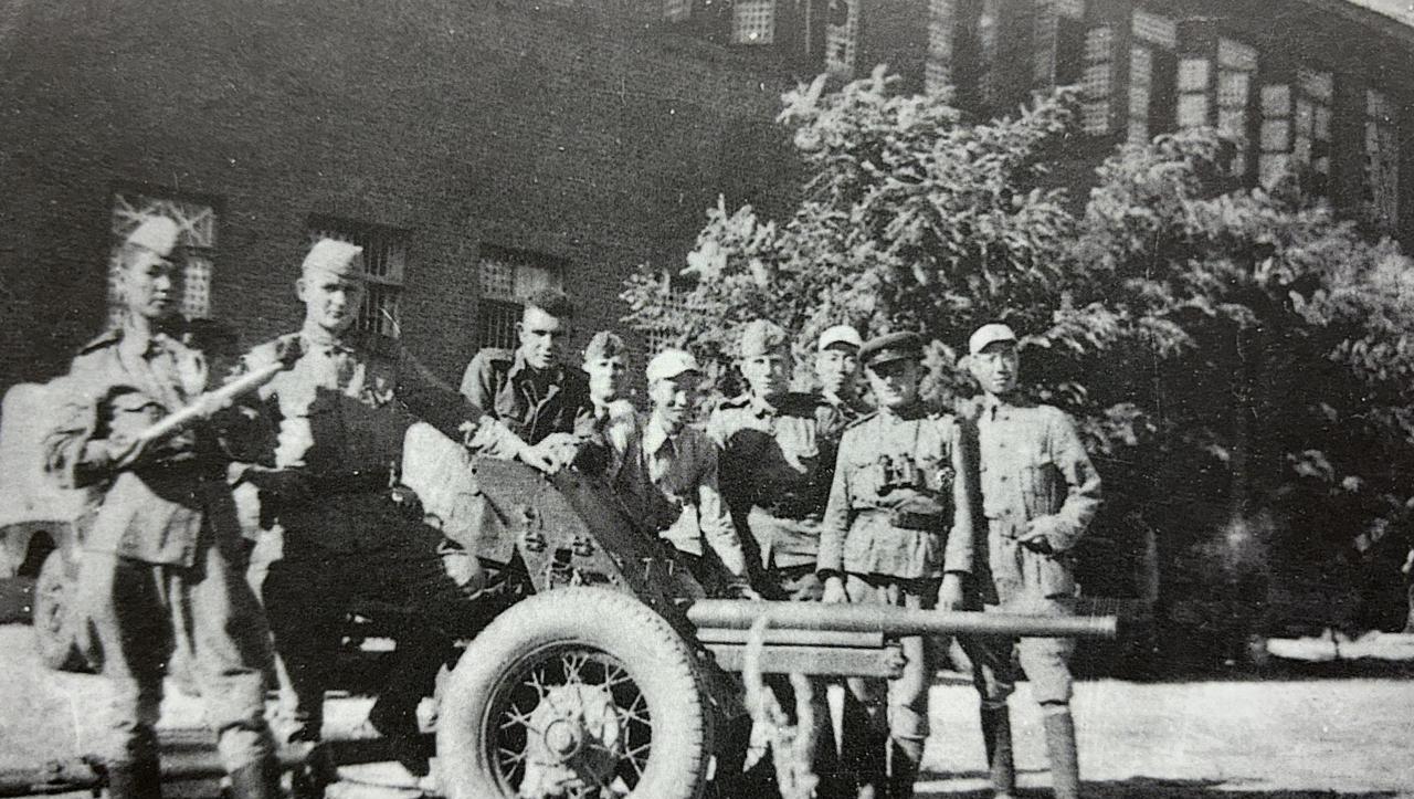 1945年8月八路军与苏军在山海关会师