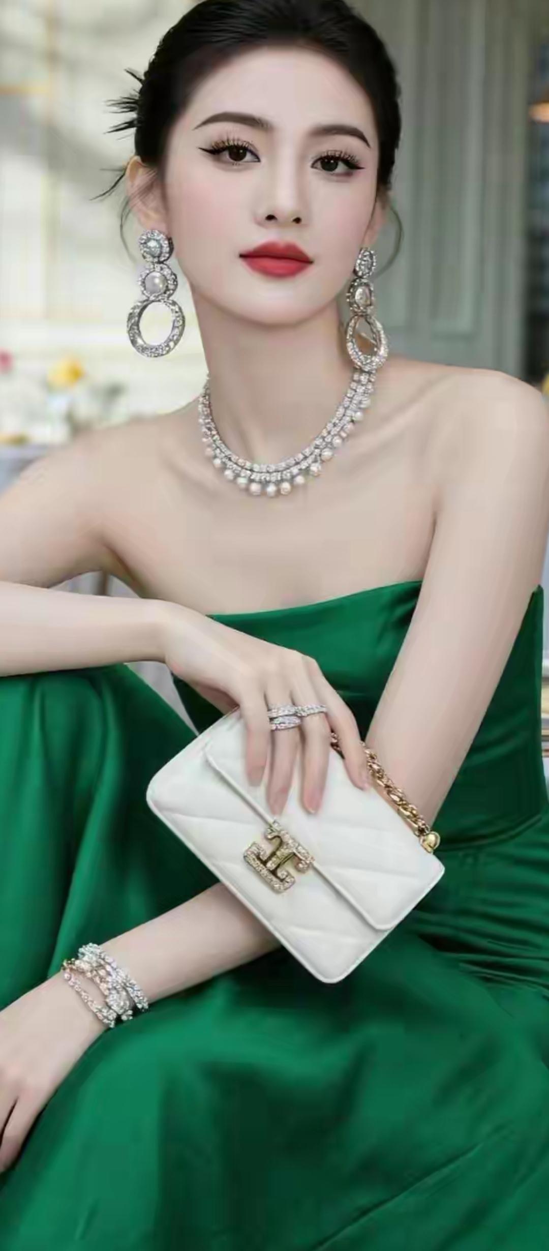 优雅绿裙搭配奢华珠宝，尽显高贵气质！