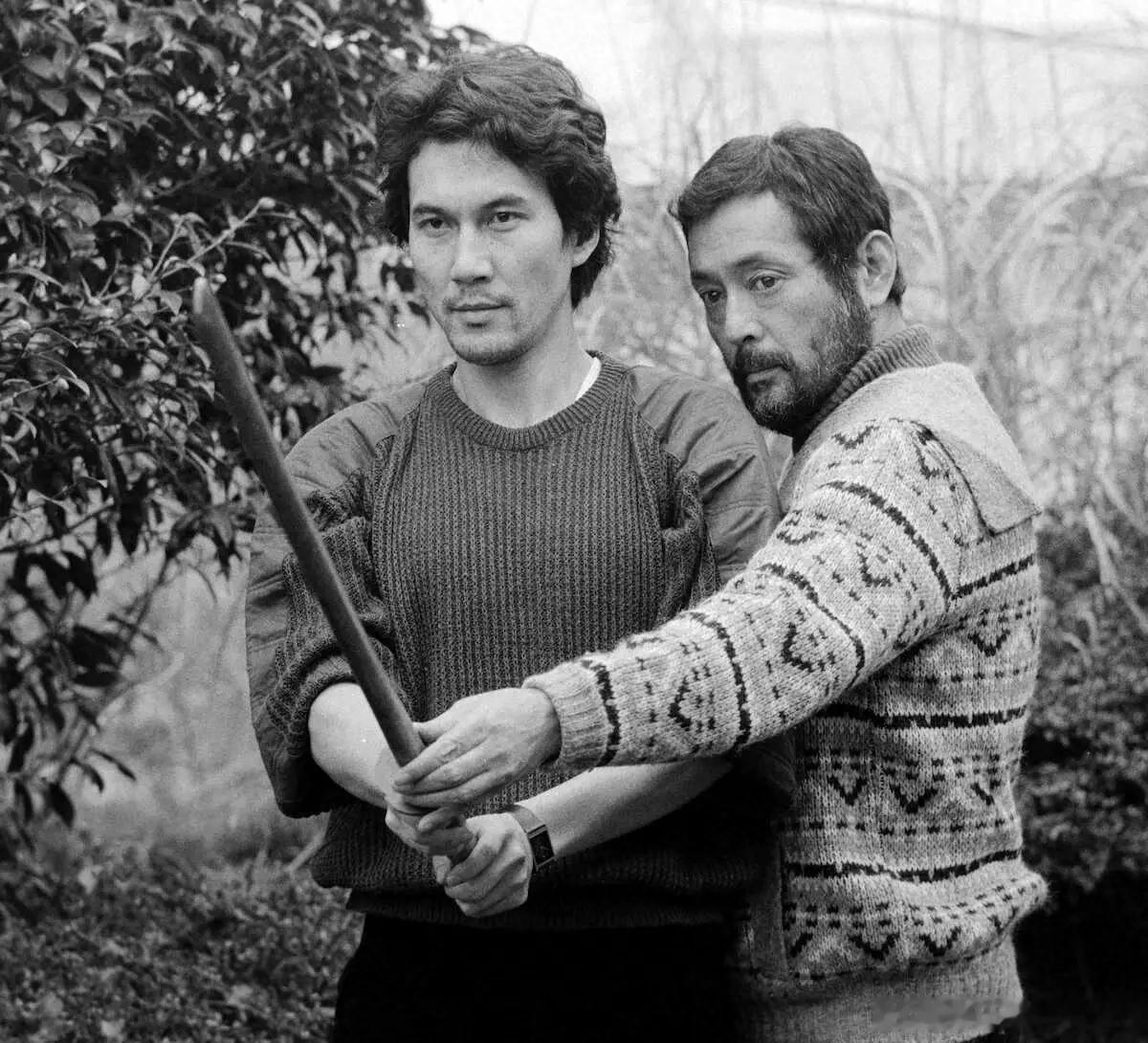 1983年，仲代达矢指导役所广司练习剑术的一张照片