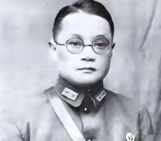 唯一不用改造的国军名将！硬刚七位开国元帅，被俘后被我党全程特殊优待上千名被