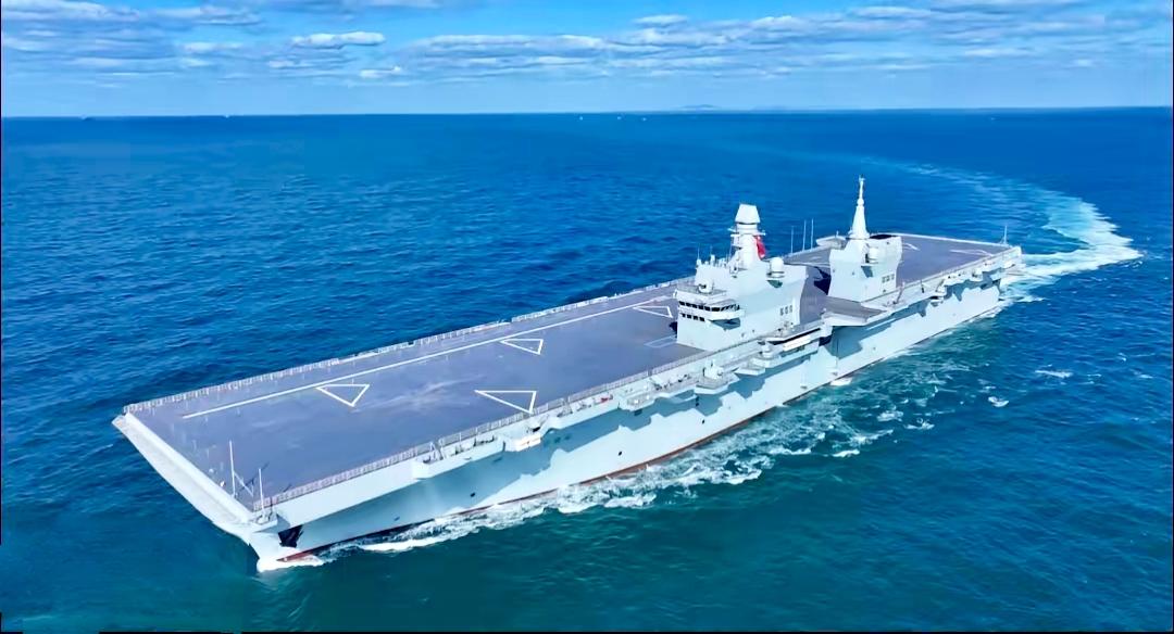外媒这几天估计又要睡不着觉了。​4月21日，咱们的076型两栖攻击舰四川舰，直