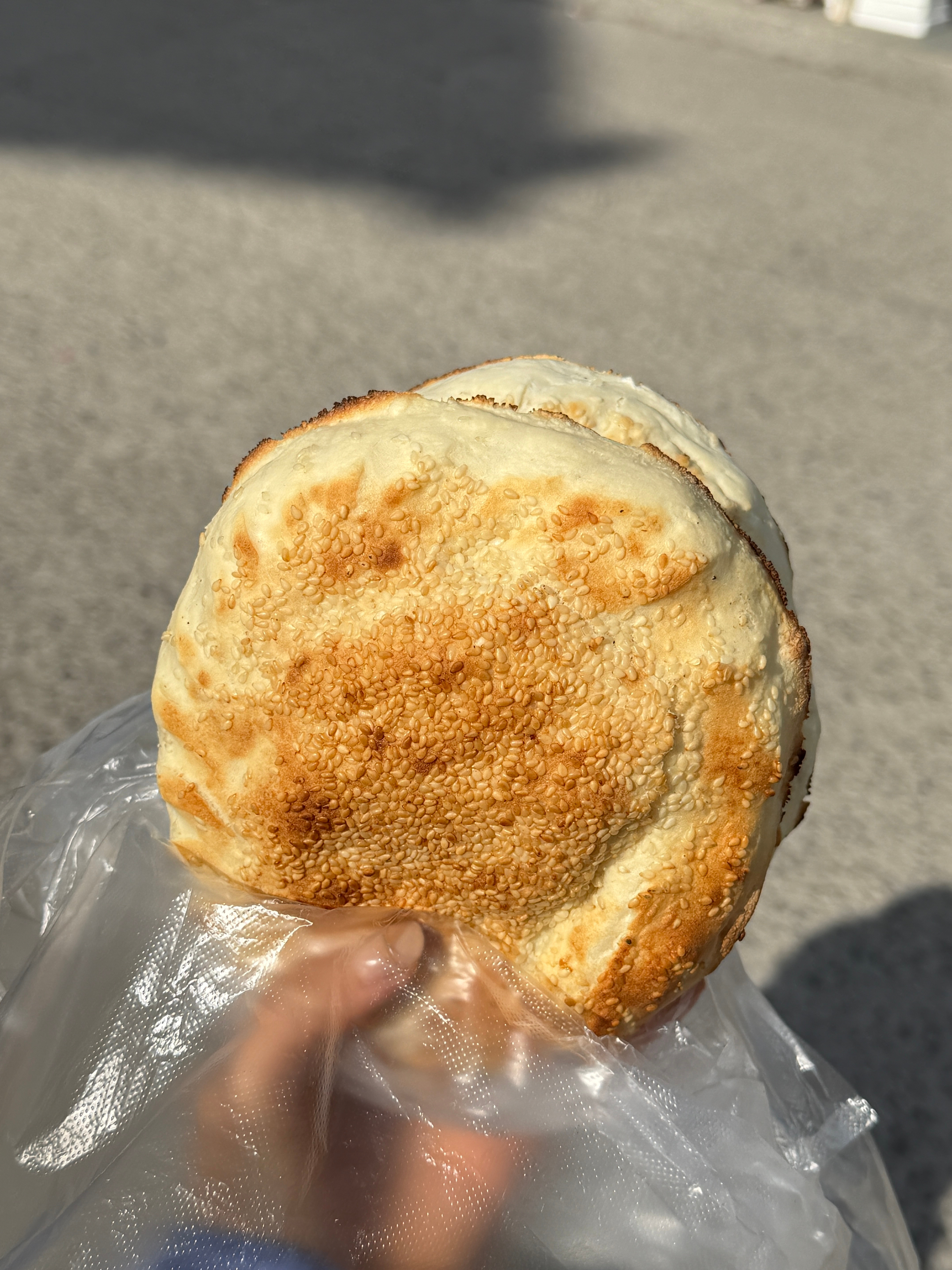 在菏泽的早餐很忙，壮馍配牛肉胡辣汤和老味胡辣汤，小鱼汤和吊炉火烧。
