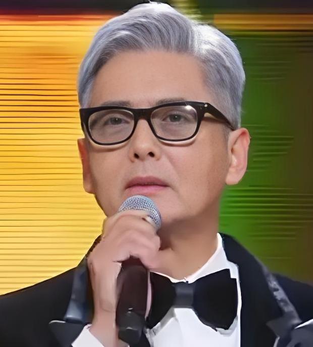 70岁的周润发以银发西装造型亮相MAMA，状态实在太惊艳了！银发衬得他气度沉稳，