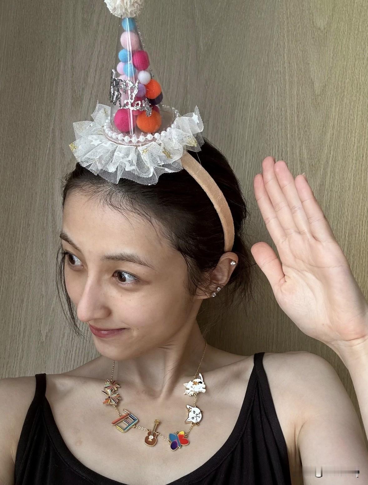 张子枫晒25岁生日照，素颜无美白无滤镜，脸瘦到完全没有胶原蛋白，不过鼻梁是真高挺