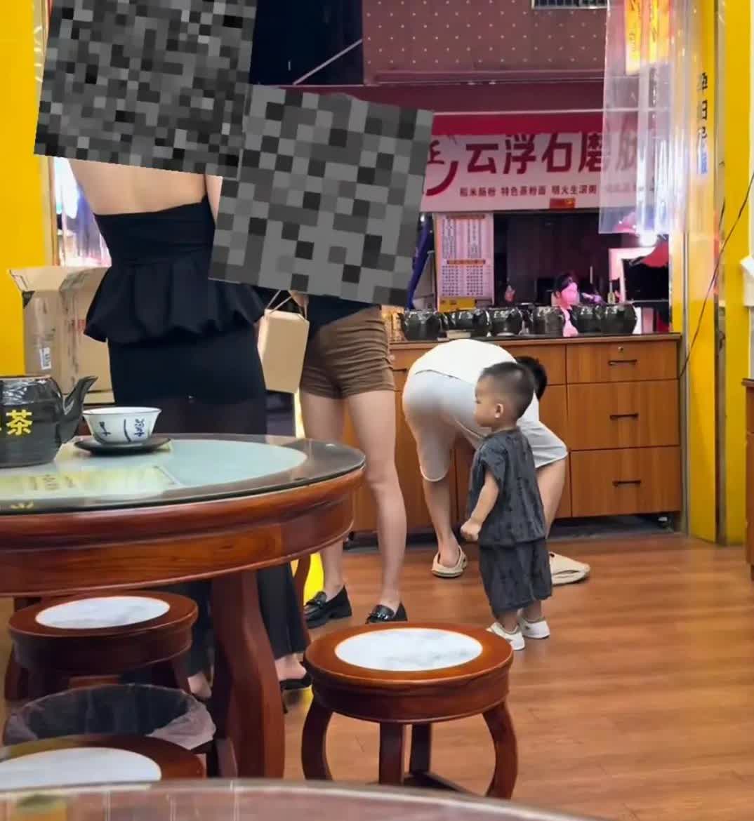 话说，小孩儿摸腿[笑着哭]在某店中，两位大长腿美女正在聊天，丝毫没注意到“