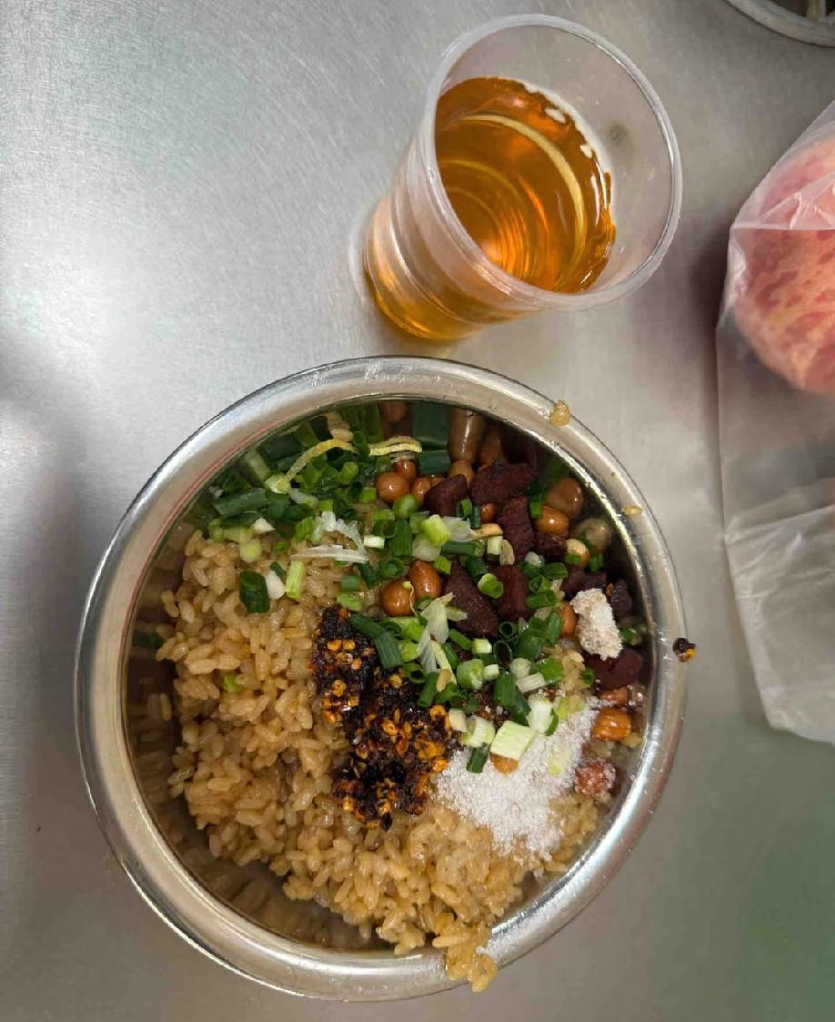贵州当地的一份特色吃食，谁能告诉我，图1这个洋铁盆子里面的这份吃食，是图2价目表