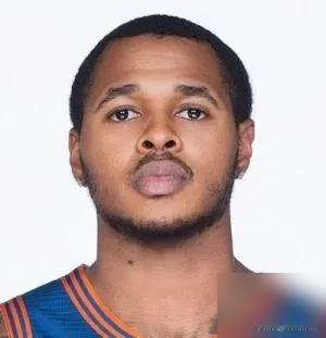 4场比赛，3.8分，0三分。杨鸣挥刀，裁掉了被称为队史最水的外援亨特。场上跑