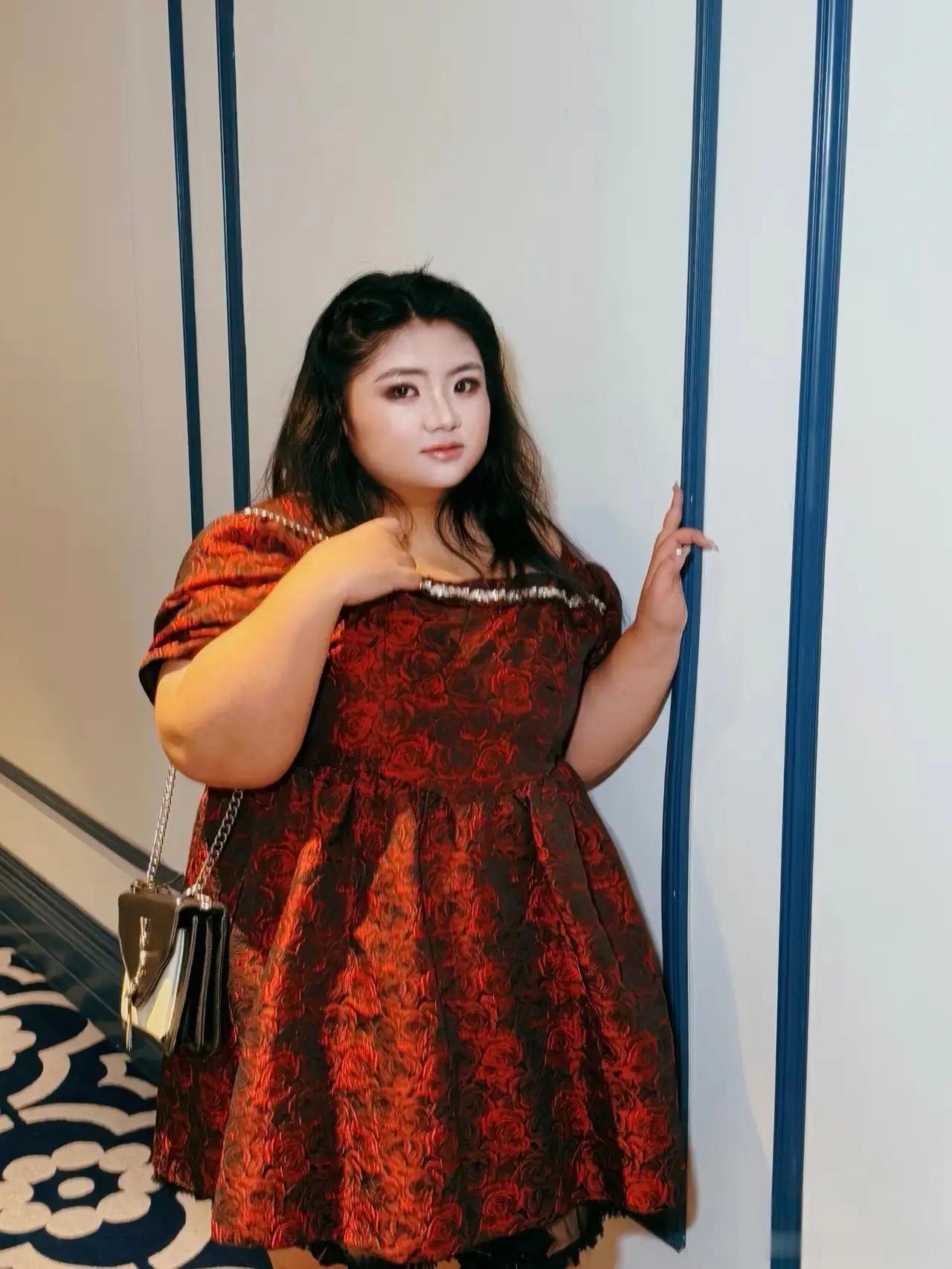 胡慧中26岁女儿何嘉珍分享入住豪华酒店的照片。她穿着一条精致的裙子，打扮贵气逼人